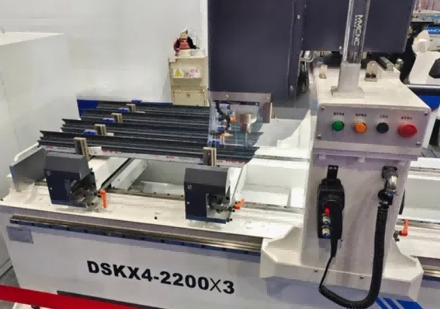 Hvordan kan en højpræcisions kraftig 4-hoved CNC aluminium gardinvægsboremaskine forvandle din produktionseffektivitet