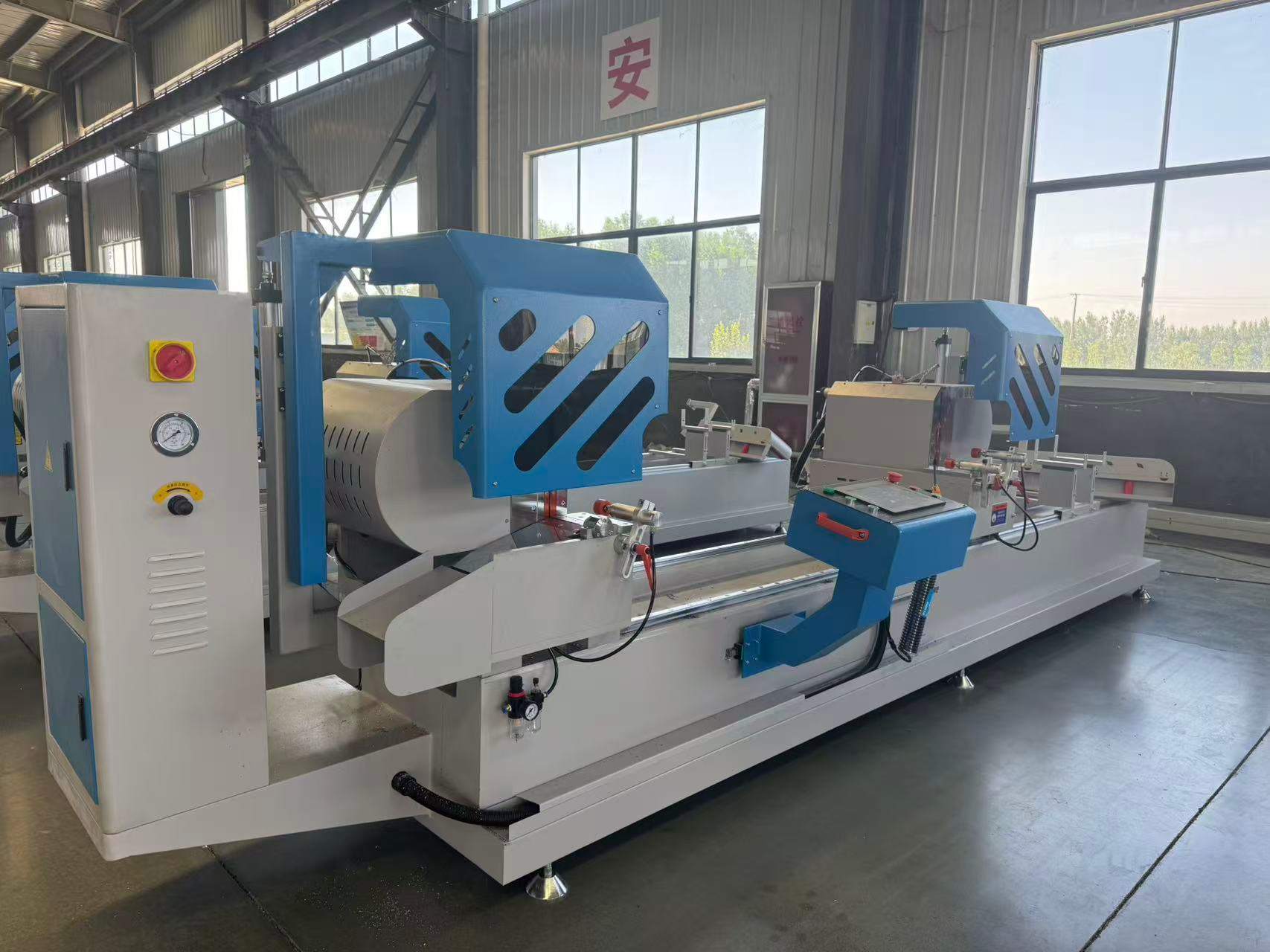 450 mm CNC dobbelthoved internt sving præcisionssav (45°/90°)