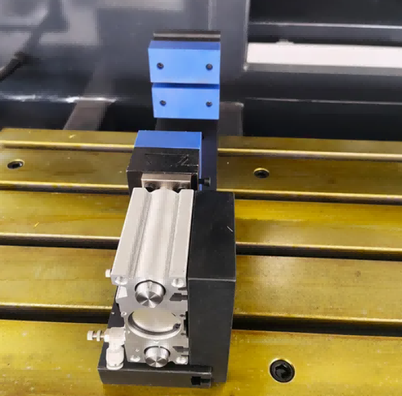 4M CNC-bearbejdningscenter med automatisk værktøjsskifter (ATC)