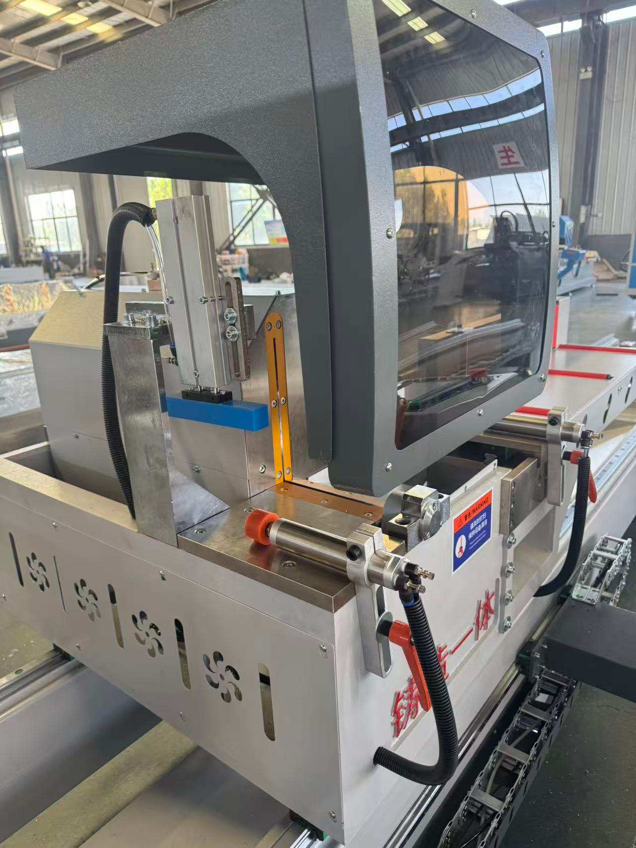 550 CNC intern artikulerende præcisionssav (45°/90°)
