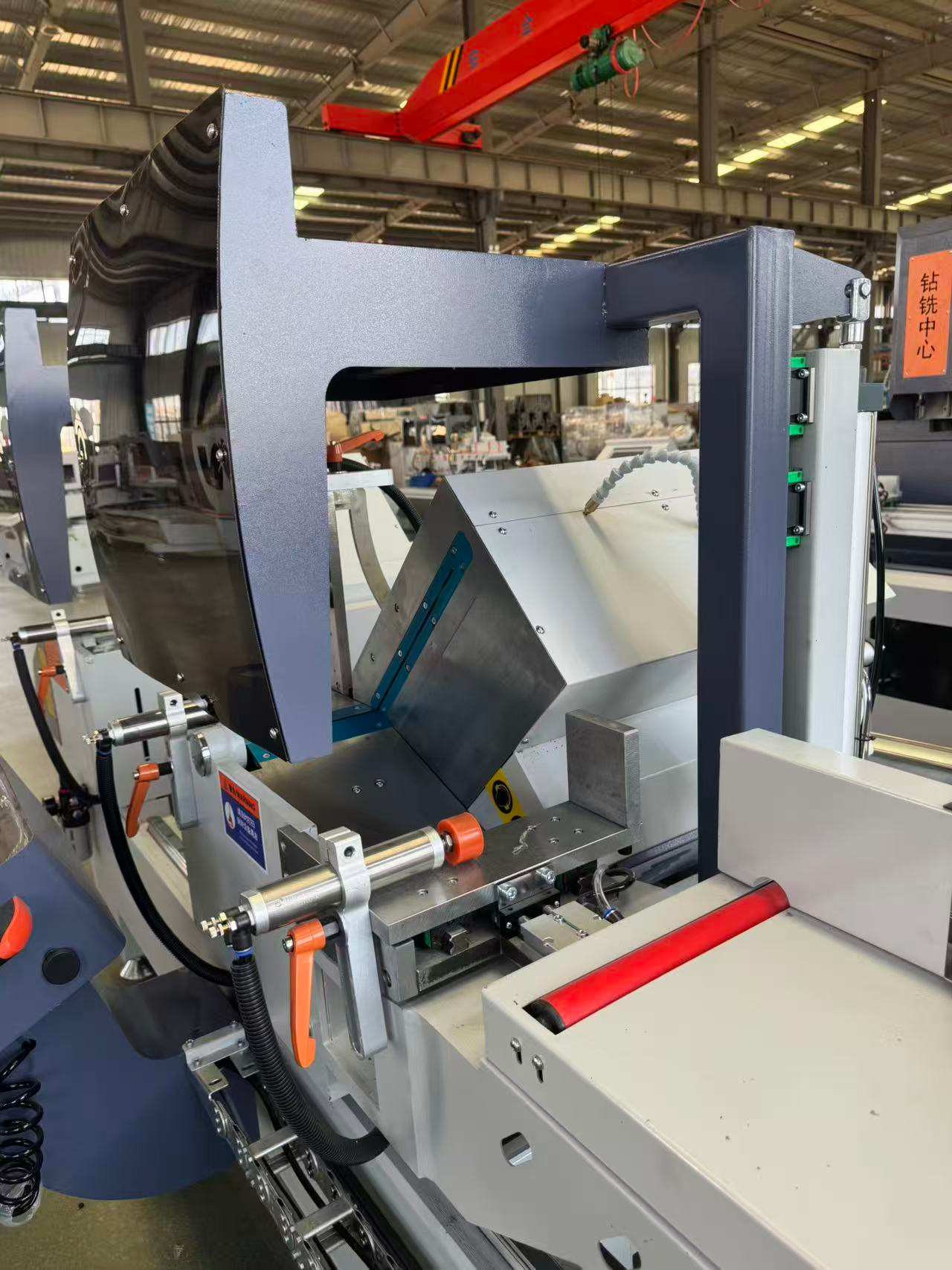 550 CNC udadsvingende højvolumen-produktionsgeringssav, 45°/90°
