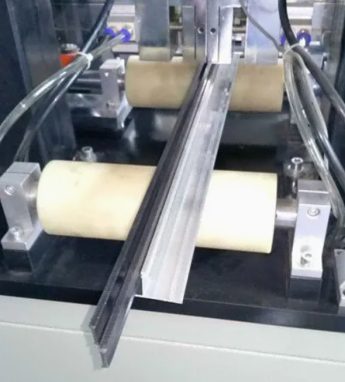 Dual-Motor Aluminium Profil Termisk Break Indføringsmaskine