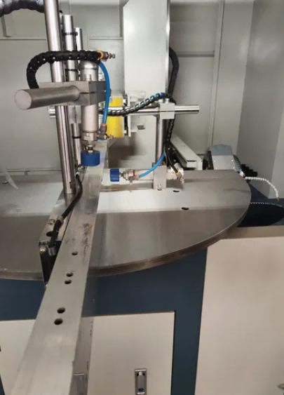 Kraftig hydraulisk gardinvægskærvsav til tykvæggede aluminiumsprofiler