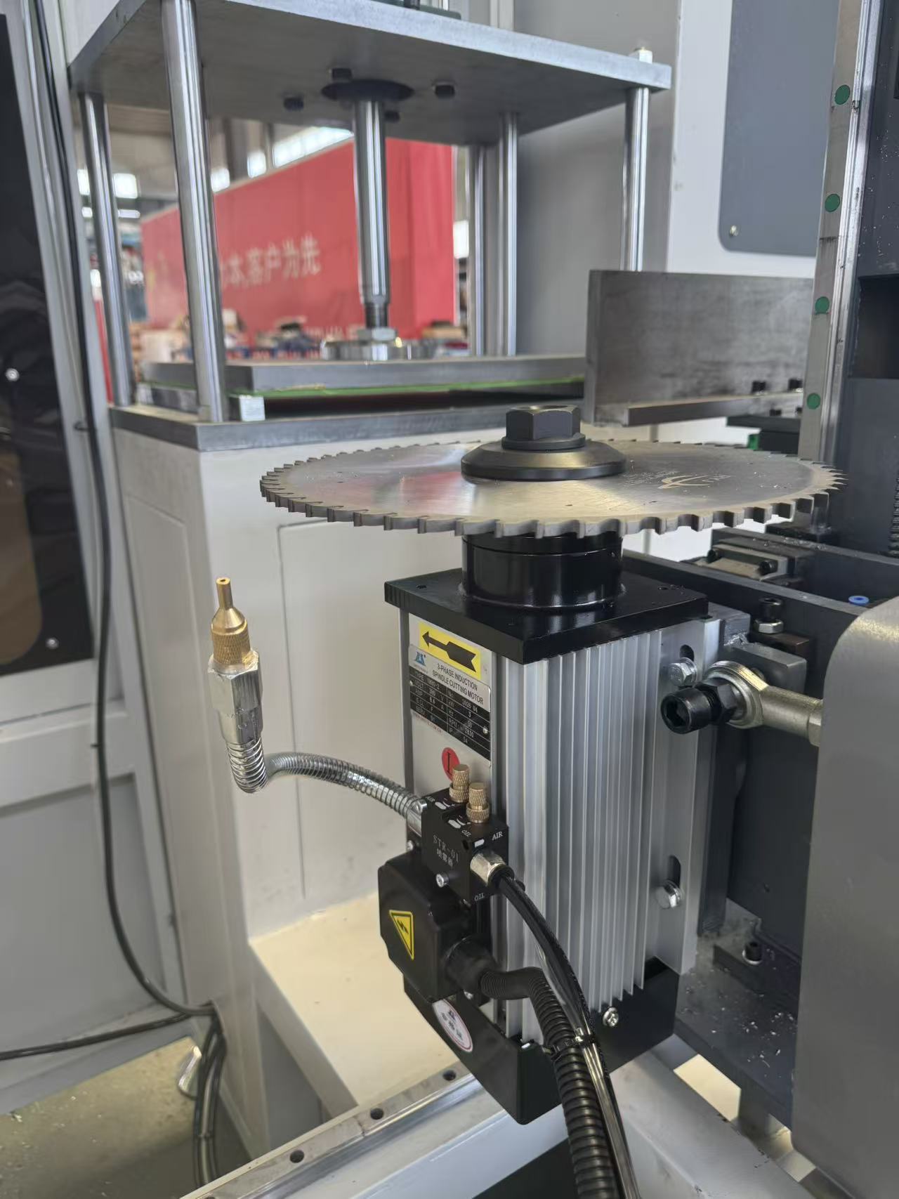 Flervinklet 3+2-akset CNC-endefræser til uregelmæssige aluminiumstolpeprofiler