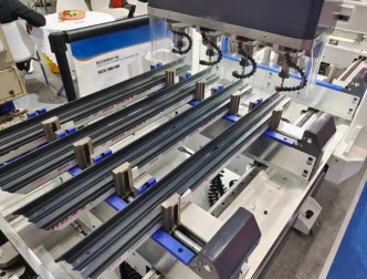 Præcisions 4-hoved CNC aluminium gardinvæg boremaskine